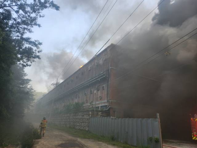 19일 화재가 발생한 경남 합천군 율곡면 한 돈사 현장. 20대 남성 1명이 숨지고, 돼지 2800마리가 폐사했다. 사진 제공=경남소방본부