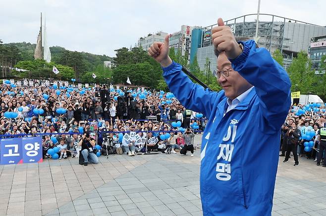 이재명 더불어민주당 대선 후보가 20일 경기 고양 일산문화광장에서 열린 집중유세에서 시민들에게 인사하고 있다. ⓒ연합뉴스