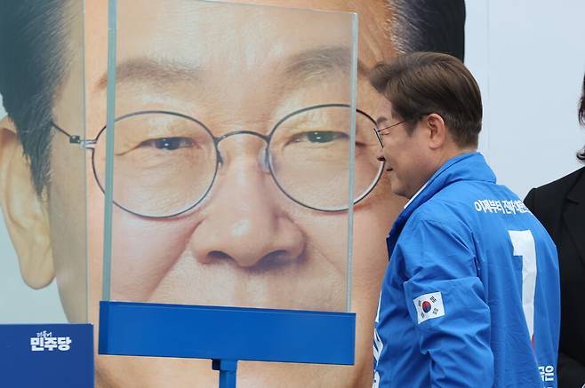 이재명 더불어민주당 대선 후보가 20일 경기 고양 일산문화광장에서 열린 집중유세에서 연설을 위해 방탄유리 내부로 들어가고 있다. ⓒ연합뉴스