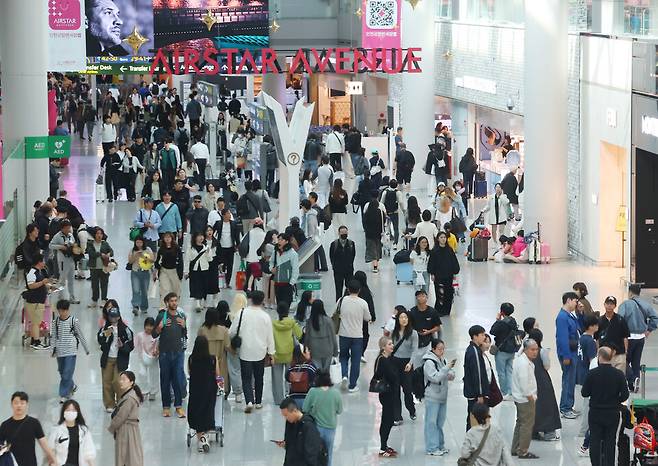 4일 인천국제공항 제1여객터미널 면세구역이 여행객들로 붐비고 있다. ⓒ연합뉴스
