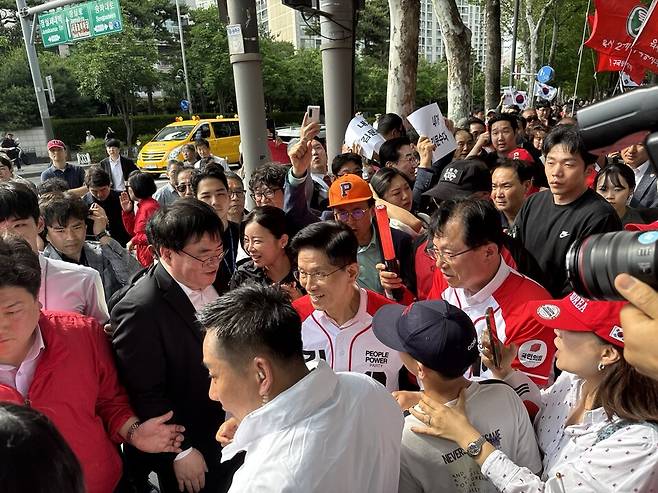 김문수 국민의힘 대선후보가 서울 송파구 석촌호수 인근에서 열린 유세에서 지지자들에게 둘러싸여 있다. ⓒ백진우 인턴기자