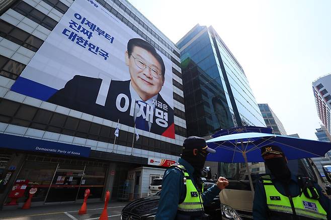 제21대 대통령선거 공식 선거운동 첫날인 지난 12일 서울 여의도 민주당사 외벽에 이재명 더불어민주당 후보의 대형 사진이 걸려 있다. ⓒ연합뉴스