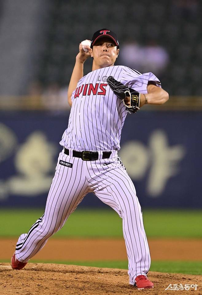 LG 김진성은 통산 713경기에 등판한 베테랑이다. 방출을 걱정했던 그가 연봉 3억3000만 원을 받는 셋업맨으로 진화한 비결은 끊임없는 노력과 철저한 몸관리다. 스포츠동아 DB