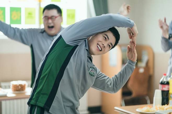 스핀오프는 본편의 세계관과 팬덤을 강화하면서도 새로움을 보여줄 수 있는 ‘실험의 장’으로 평가 받기도 한다. ‘극사실주의 군대 코미디’ 로 화제성을 휩쓴 ENA 드라마 ‘신병’은 시즌3 종영 하루 만에 시즌 4와 스핀오프 영화 제작 소식을 밝혔다. 사진제공 | ENA