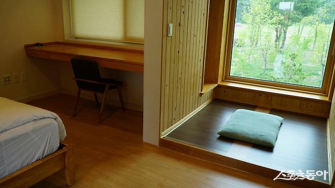오대산 자연명상마을 옴뷔(OMV)의 숙소. 디지털 디톡스를 표방해 TV와 냉장고가 없다. 구석에 방석이 놓인 곳이 편백나무 명상 공간이다             평창·영월｜김재범 기자 oldfield@donga.com