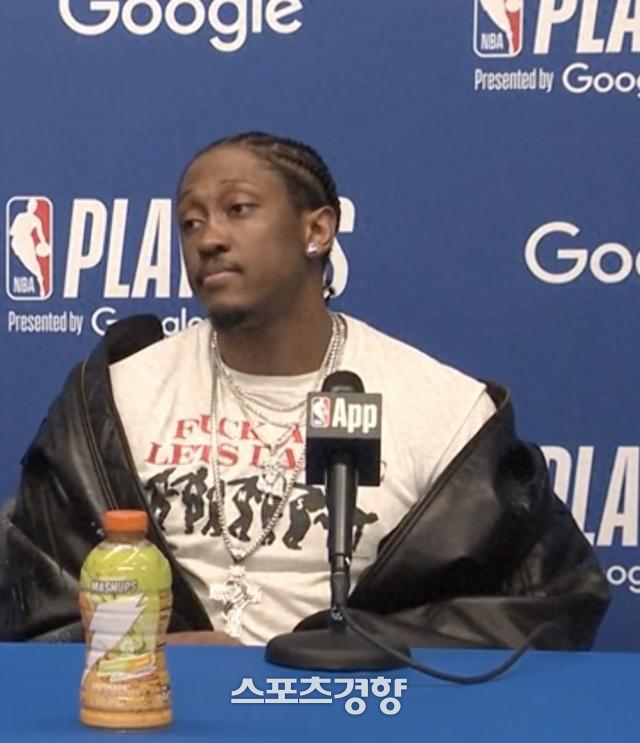 외설적인 문구가 적힌 옷을 입고 인터뷰장에 나서 벌금을 물게 된 제일런 윌리엄스