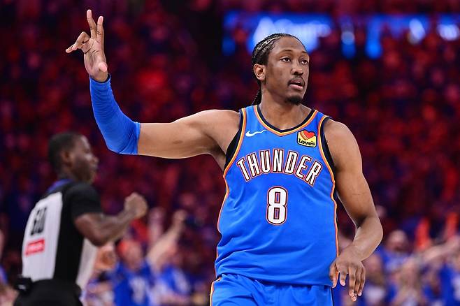 오클라호마시티 제일런 윌리엄스가 19일 서부 콘퍼런스 플레이오프 2라운드 7차전에서 덴버를 상대로 3점슛을 넣은 뒤 세리머니하고 있다. AFP연합뉴스