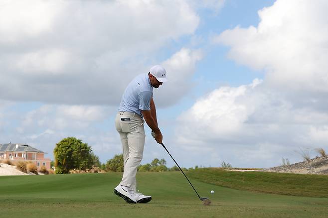 스코티 셰플러가 지난해 12월 열린 히어로 월드 챌린지 대회 도중 페어웨이 우드로 샷을 하고 있다. 게티이미지코리아