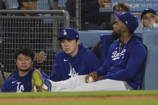 그라운드를 바라보는 LA 다저스 사사키 로키. AP연합뉴스