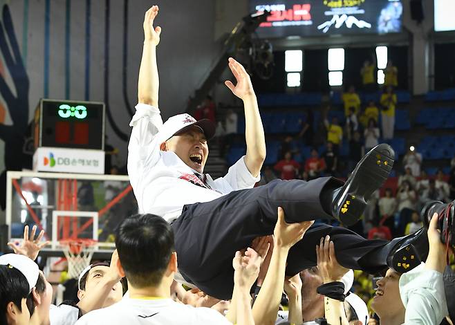 챔프전 승리 이후 선수들의 헹가레를 받는 조상현 감독. KBL 제공
