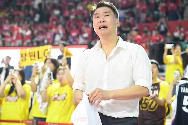 챔프전 우승 후 울먹이는 조상현 감독. KBL 제공