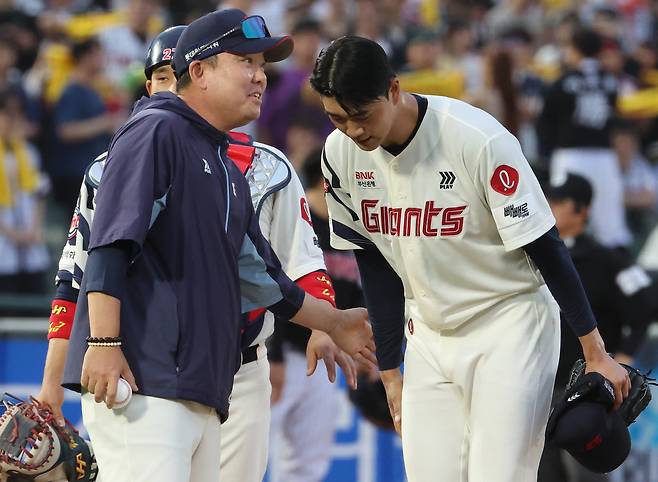 2회 강판되는 롯데 윤성빈. 연합뉴스