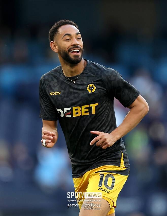 ▲&nbsp;BBC의 수석 축구기자인 필 맥널티도 "쿠냐가 맨체스터 유나이티드로 향할지는 아직 알 수 없지만, 이적 소문이 많고 이번 여름에는 울버햄튼을 떠날 것으로 보인다"며 "맨체스터 유나이티드는 항상 선수들에게 특별한 매력을 선사하는 곳"이라고 행선지 1순위로 봤다.&nbsp;