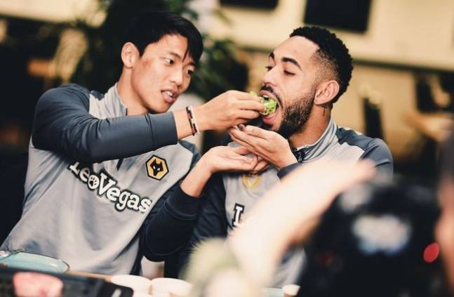 ▲&nbsp;유럽 이적시장 전문가인 파브리시오 로마노도 "쿠냐 영입 경쟁에서 가장 앞서 있는 곳은 맨체스터 유나이티드"라며 "다른 클럽이 관심을 보이는 것을 알기에 맨체스터 유나이티드는 쿠냐와 만나 좋은 감정을 형성하는 데 노력했다"라고 했다. 벌써 양측이 개인 조건을 주고받는 것으로 알려졌다. ⓒ 울버햄튼 SNS