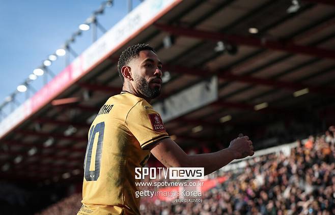 ▲&nbsp;입스위치전 난맥상이 쿠냐의 출전 정지 징계를 불러왔다. 종료 후 입스위치 경기장 경비원과 몸싸움을 벌였다. 특히 얼굴을 긁는 등 심판진이 혼란스러운 상황에서 볼 수 없었던 폭력적인 행동을 마다치 않았다.&nbsp;