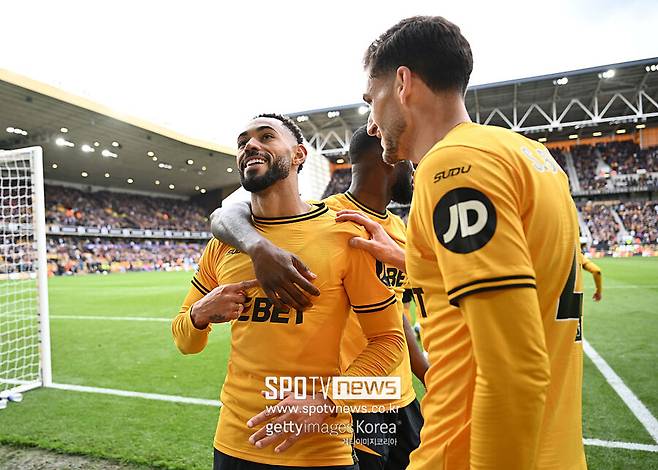 ▲&nbsp;징계 대상이 되지 않는 것이 이상했다. 토트넘전을 앞두고 페에리라 감독은 쿠냐의 징계 예상에 "다른 선수들을 준비시키려 노력 중이다. 징계라는 일이 일어나면 다른 선수들과 같이 준비해야 하니 그렇다"라고 설명했다.&nbsp;