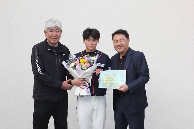 ▲ 박찬형이 롯데와 육성선수 계약을 맺고 프로행의 꿈을 이뤘다. 왼쪽은 신경식 화성시 코리요 감독. ⓒ화성시 코리요 독립야구단