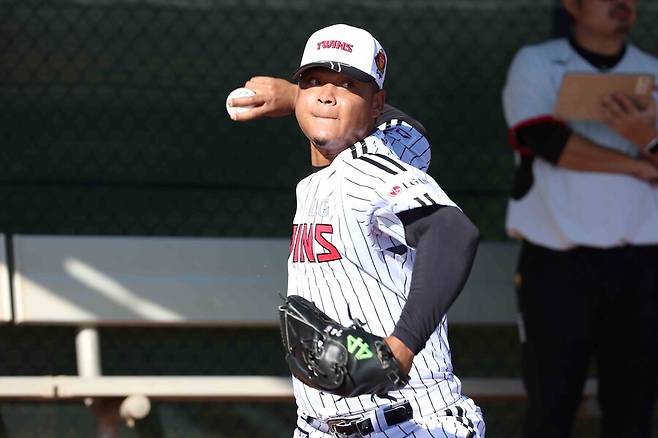 ▲ 지난해 케이시 켈리의 대체 선수로 LG 트윈스 유니폼을 입은 엘리에이저 에르난데스. 포스트시즌 구원 등판 6경기 11이닝 무실점 활약을 바탕으로 재계약에 성공해 올해는 풀타임 선발투수에 도전했다. 그러나 4월 15일 삼성전에서 허벅지 부상을 입어 6주 공백을 피하지 못했다. ⓒ LG 트윈스