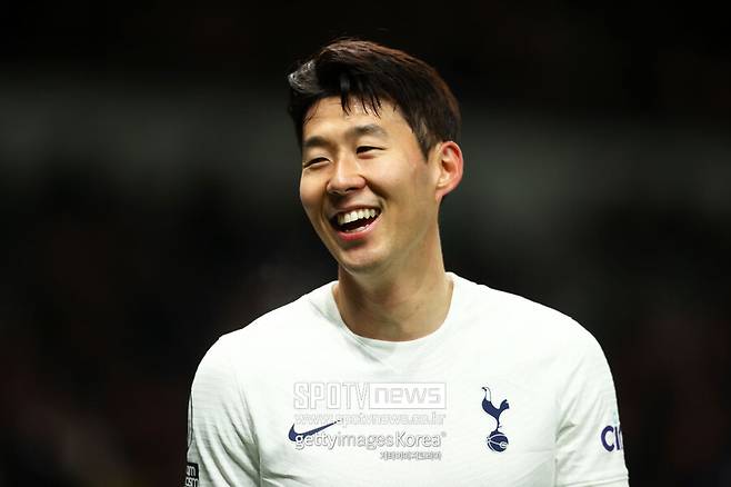 ▲ 손흥민은 선수단 중 세 번째로 숙소로 들어갔다. 엔제 포스테코글루 감독이 먼저 들어갔다. 팬들이 \"엔제\"를 외치자, 손을 흔들며 여유 있는 모습을 보여줬다. 이후 다니엘 레비 회장이 다가오는 사이 손흥민이 먼저 숙소 안으로 들어갔다.