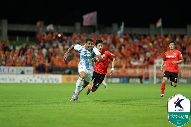울산 HD전에서 수비에 집중하는 이상헌(가운데). /사진=한국프로축구연맹 제공