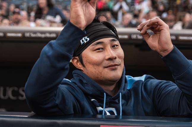 탬파베이 김하성이 샌디에이고 원정에 동행해 팬들에게 인사를 전하고 있다. /사진=탬파베이 레이스 공식 SNS