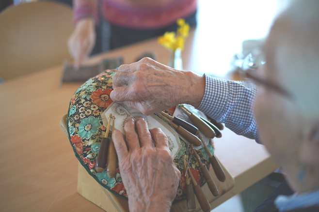 독일 바이에른주 후글핑 마을의 한 할머니가 이 지역 전통 수공예(클뢰펠슈피체·Kloppelspitze) 방식으로 레이스 장식을 만들고 있다. 진정은씨 제공.