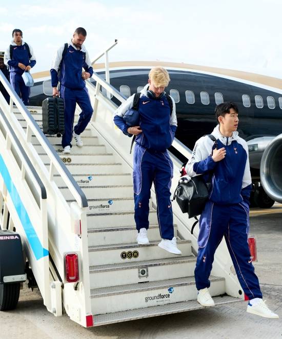 손흥민이 소속된 토트넘 홋스퍼가 2024-2025시즌 유럽축구연맹(UEFA) 유로파리그 결승전을 앞두고 20일 결전지 스페인 빌바오에 입성했다. 이번 결승전은 오는 22일 오전 4시 스페인 빌바오 산 마메스 경기장에서 잉글리시 프리미어리그의 또 다른 명문 맨체스터 유나이티드(이하 맨유)를 상대로 치러진다. 토트넘