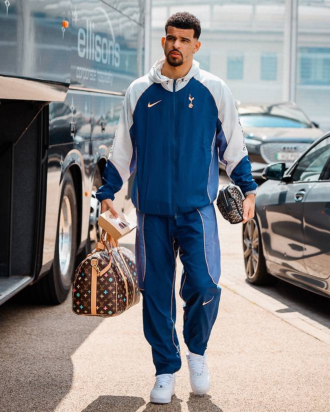 손흥민이 소속된 토트넘 홋스퍼가 2024-2025시즌 유럽축구연맹(UEFA) 유로파리그 결승전을 앞두고 20일 결전지 스페인 빌바오에 입성했다. 이번 결승전은 오는 22일 오전 4시 스페인 빌바오 산 마메스 경기장에서 잉글리시 프리미어리그의 또 다른 명문 맨체스터 유나이티드(이하 맨유)를 상대로 치러진다. 토트넘