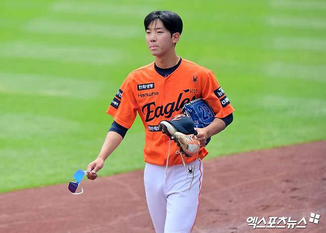 18일 오후 대전 한화생명 볼파크에서 열리는 '2025 신한 SOL Bank KBO리그' SSG 랜더스와 한화 이글스의 경기, 한화 황준서가 훈련을 마치고 락커룸으로 향하고 있다. 엑스포츠뉴스 DB