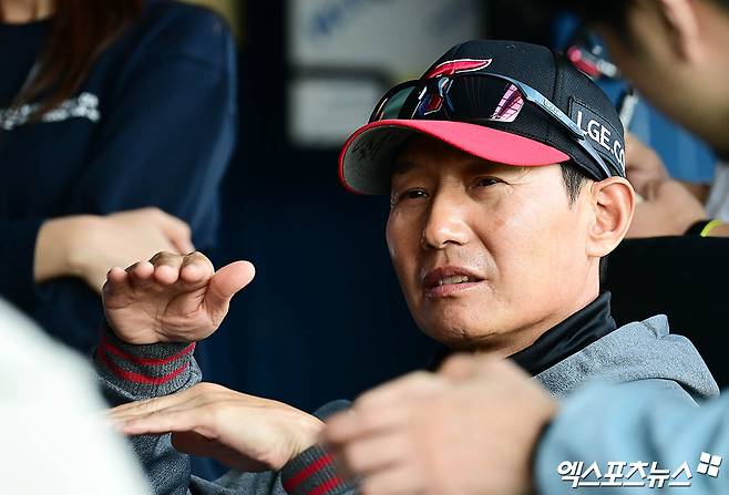 염경엽 LG 감독은 20일 사직구장에서 열린 '2025 신한 SOL Bank KBO 리그' 롯데와 주중 3연전 첫 번째 경기를 앞두고 부상자가 속출하는 팀 상황에 아쉬운 마음을 나타냈다. 엑스포츠뉴스 DB