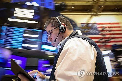 뉴욕증권거래소의 트레이더 [로이터 연합뉴스 자료사진. 재판매 및 DB 금지]