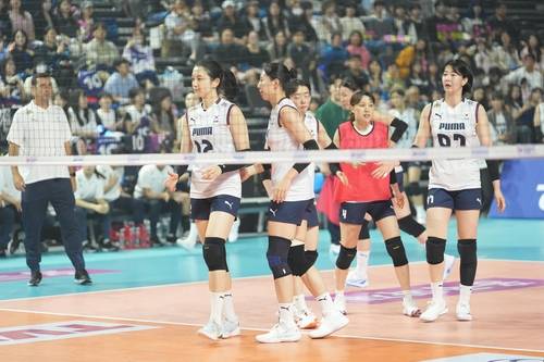 세계올스타팀과 대결한 한국 여자배구 대표팀  [넥스트크리에이티브 제공. 재판매 및 DB 금지]
