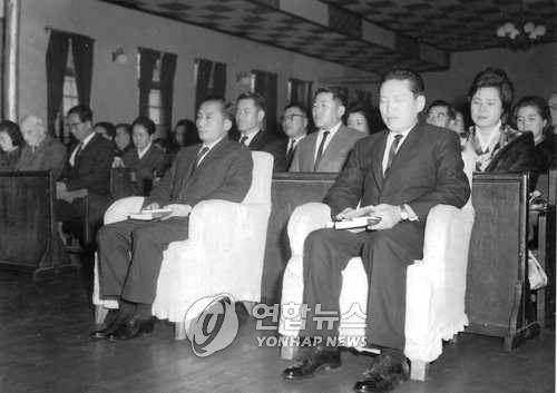 대통령 취임 축하 예배에 참석한 박정희 대통령 당선인 대통령 취임 축하 예배에 참석한 박정희 대통령 당선인 1963.12.15 (본사 자료)<저작권자 ⓒ 2001 연합뉴스. 무단전재-재배포 금지>