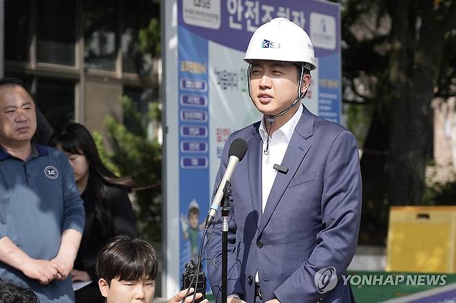 답변하는 이준석 후보 (서울=연합뉴스)  개혁신당 이준석 대선 후보가 19일 광주 북구 더현대광주 예정부지를 살펴본 뒤 취재진 질문에 답하고 있다. 2025.5.19 [이준석 캠프 제공, 재판매 및 DB 금지] utzza@yna.co.kr