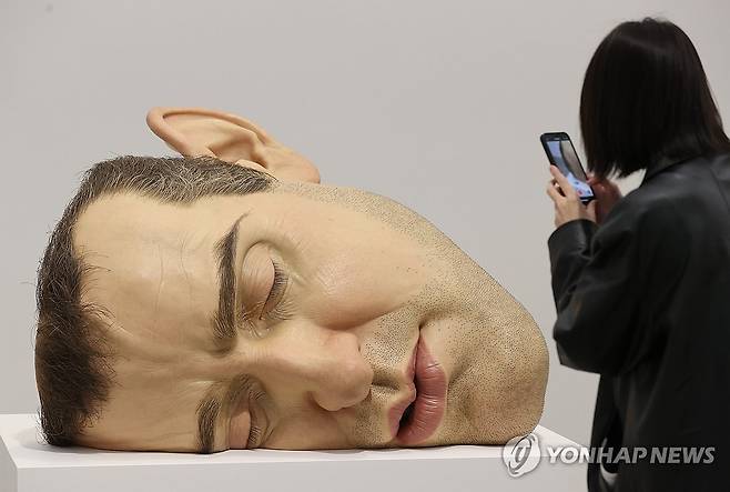 론 뮤익의 대표작 '마스크 II' 4월 10일 서울 종로구 국립현대미술관 서울관에서 열린 '론 뮤익' 전시에 작가의 대표작인 '마스크 II'가 전시돼 있다. 이 전시는 7월 13일까지 열린다. [연합뉴스 자료사진]