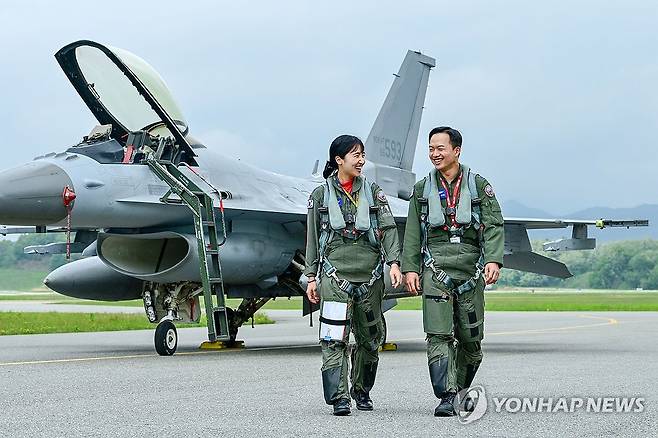 공군 부부 조종사, 첫 해외연합훈련 참가 (서울=연합뉴스) 공군 부부 조종사가 처음으로 해외연합훈련에 함께 참가한다고 20일 밝혔다. 사진은 KF-16 전투기 앞의 강명진 소령, 윤해림 소령 부부. 2025.5.20 [공군 제공. 재판매 및 DB 금지] photo@yna.co.kr