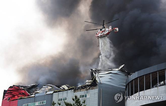 이천 물류센터 화재 진화작업 하는 소방헬기 (이천=연합뉴스) 홍기원 기자 = 13일 경기도 이천시 부발읍 소재 대형 물류센터에서 불이 나 소방헬기가 진화작업을 하고 있다. 2025.5.13 xanadu@yna.co.kr