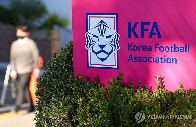 축구협회, 문체부 감사결과 관련 입장 발표 (서울=연합뉴스) 서대연 기자 = 대한축구협회가 정몽규 회장 등에 자격정지 이상의 중징계를 요구한 문화체육관광부의 감사 결과에 동의하기 어렵다며 재심의 요청을 검토 중이라고 밝혔다.
    축구협회는 6일 보도자료를 내 대표팀 감독 선임 등 전날 문체부가 발표한 감사결과에 대해 해명하고 "관련 법령에 따라 문체부 감사결과 발표와 조치 요구 건에 대해 재심의 요청 여부를 검토 중에 있다"고 입장을 전했다. 사진은 이날 오전 서울 종로구 축구회관. 2024.11.6 dwise@yna.co.kr
