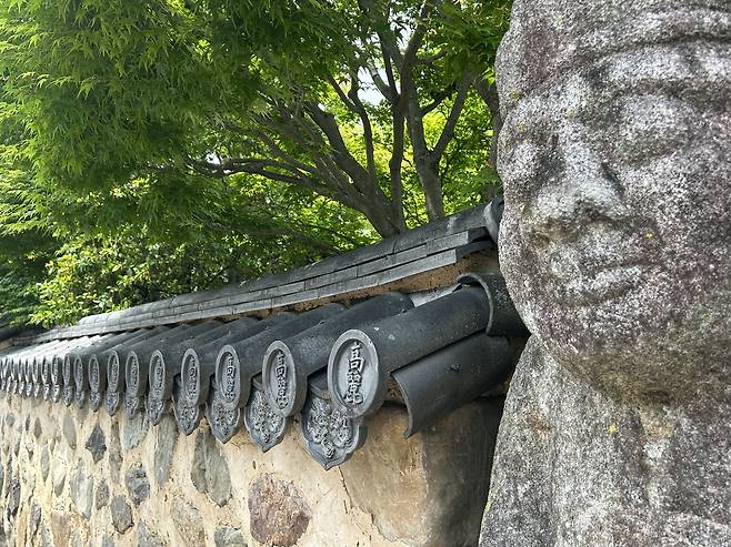 일본 교토 고려미술관 입구      (교토=연합뉴스) 김예나 기자 = 지난 15일 찾은 일본 교토의 고려미술관 모습. 입구 옆으로 석인상과 '고려'라고 새겨진 기와가 보인다. 2025.5.20
    yes@yna.co.kr