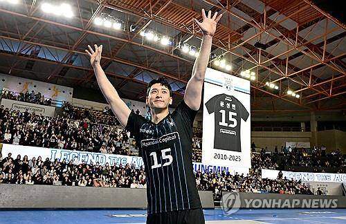 문성민의 은퇴식  (서울=연합뉴스) 20일 천안 유관순체육관에서 열린 도드람 2024-2025 V리그 남자부 현대캐피탈과 OK저축은행의 경기. 현대캐피탈 문성민이 은퇴식에서 인사하고 있다. 2025.3.20 [한국배구연맹 제공. 재판매 및 DB 금지]