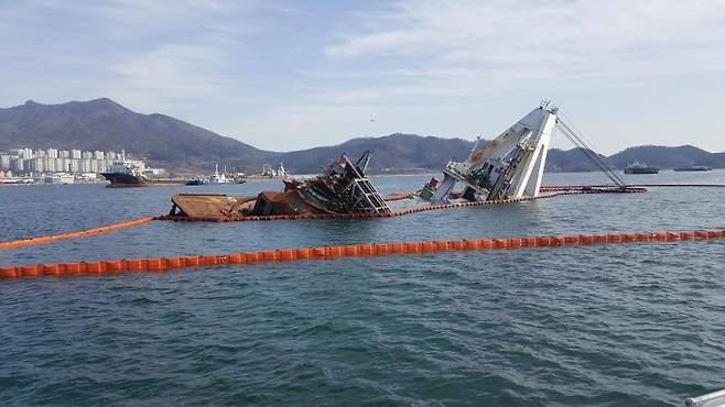 2019년 진해항에 장기 방치된 선박이 침수한 모습 [창원해경 제공. 재판매 및 DB 금지]