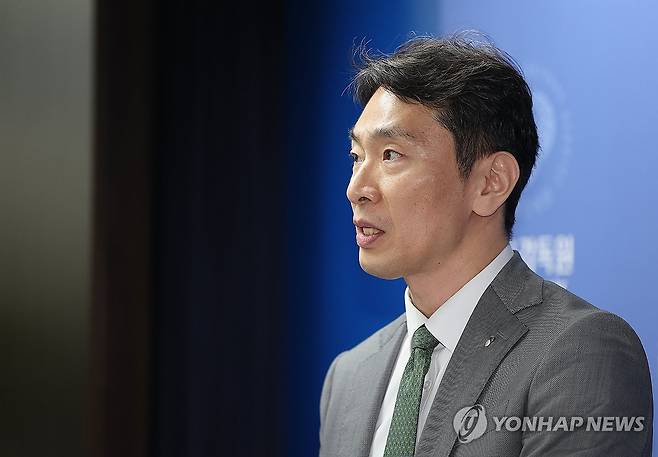 자본시장 현안 브리핑 참석한 이복현 금감원장 (서울=연합뉴스) 김성민 기자 = 이복현 금융감독원장이 24일 서울 영등포구 금융감독원에서 열린 자본시장 현안 브리핑에서 발언하고 있다. 2025.4.24 ksm7976@yna.co.kr