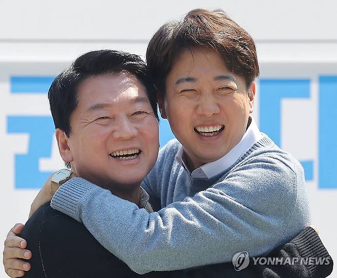 'AI'로 뭉친 안철수-이준석 (성남=연합뉴스) 류영석 기자 = 국민의힘 안철수 대선 경선 후보와 개혁신당 이준석 대선 후보가 25일 경기도 성남시 판교역 앞 광장에서 열린 인공지능(AI) 관련 '미래를 여는 단비토크'에서 만나 포옹하고 있다. 2025.4.25 ondol@yna.co.kr