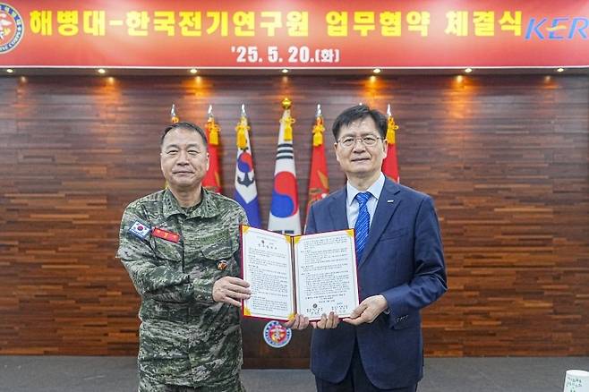 왼쪽부터 주일석 해병대사령관, 김남균 한국전기연구원장 [한국전기연구원 제공. 재판매 및 DB 금지]