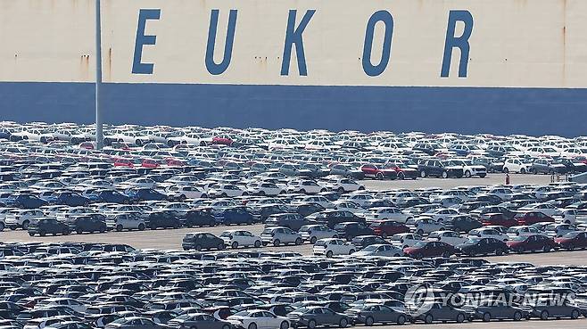 수출 대기 중인 자동차 (평택=연합뉴스) 홍기원 기자 = 도널드 트럼프 미국 대통령이 자동차 고율관세의 충격을 줄인다고 로이터 통신이 28일(현지시간) 보도했다.
    보도에 따르면 미국 당국자들은 이 같은 조치가 미국 내에서 제조되는 자동차에 들어가는 외국산 부품에 대한 일부 관세를 완화하고 외국산 자동차에 여러 관세가 중첩되지 않도록 하는 방식으로 이뤄진다고 밝혔다. 
    사진은 29일 경기도 평택항에 수출용 자동차가 세워져 있는 모습. 2025.4.29 xanadu@yna.co.kr