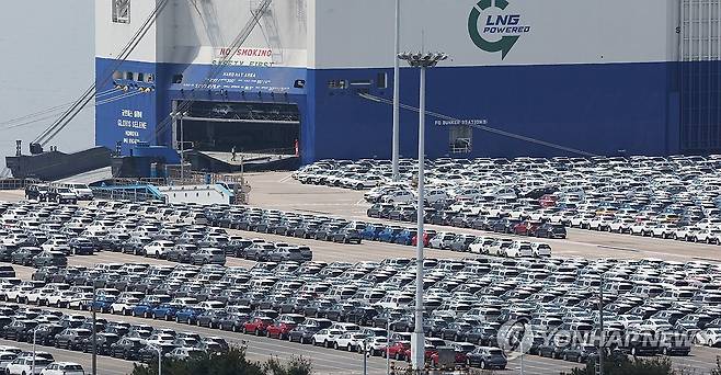 4월 1∼20일 수출 5.2% 줄어…대미수출 14.3% '뚝' (평택=연합뉴스) 홍기원 기자 = 21일 경기도 평택항에 수출용 자동차가 세워져 있다.
    21일 관세청에 따르면 이달 1∼20일까지 수출액은 339억 달러로 작년 같은 기간보다 5.2%(18억7천만 달러) 감소했다. 
    이달 20일까지 수출을 주요 10개 품목별로 보면 반도체(10.7%)는 증가했지만 승용차(-6.5%), 석유제품(-22.0%) 등 나머지 9개 품목은 모두 감소했다.
    주요 국가별로는 미국으로 수출이 14.3% 줄어 감소세가 두드러졌다. 2025.4.21 xanadu@yna.co.kr