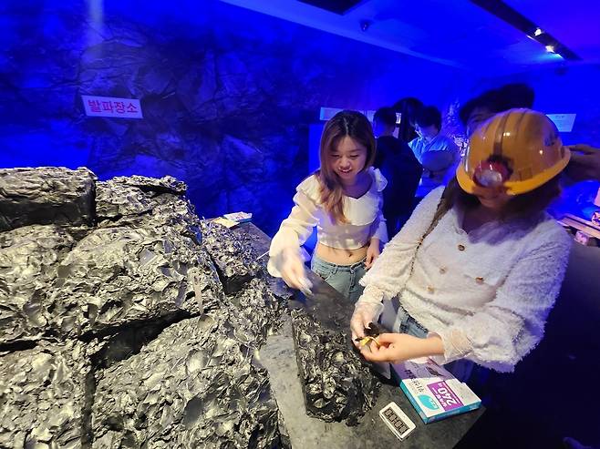 석탄 비누 캐기 체험하는 홍콩인 모녀 [사진/성연재 기자]