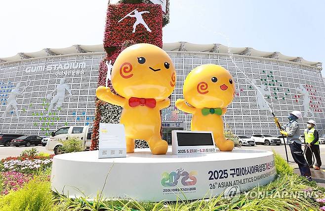 구미 아시아육상 꽃단장 (구미=연합뉴스) 김현태 기자 = 2025 구미 아시아육상경기선수권대회 개최를 일주일 앞둔 20일. 구미시민운동장에서 관계자들이 꽃들에 물을 주고 있다. 한창이다. 2025.5.20 mtkht@yna.co.kr