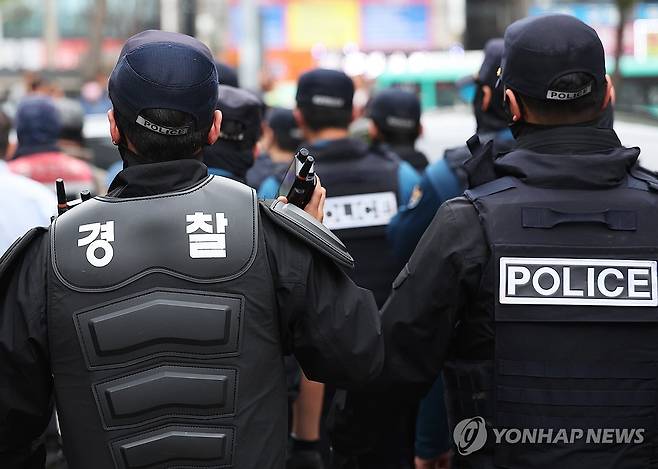 시흥서 흉기로 4명 사상, 분주하게 이동하는 경찰 [촬영 홍기원]