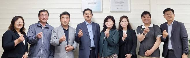 조천중총동문회, 모교 발전 기금 전달 백상훈(왼쪽 네 번째) 조천중총동창회장이 모교 발전기금을 전달하고 나서 문혜정(왼쪽 다섯 번째) 교장 등과 함께 기념사진을 찍고 있다. [조천중총동창회 제공. 재판매 및 DB 금지]